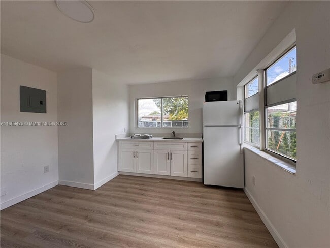 Photo - 481 E 31st St Unidad 1