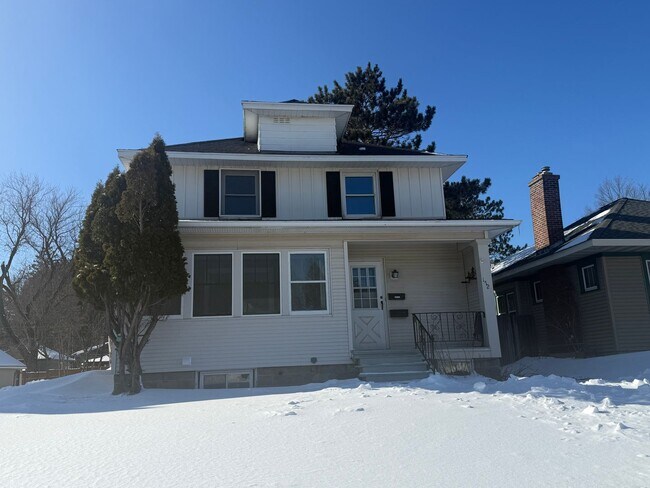 Photo - Duluth MN 6-Bedroom - 2-Bath - 2-Car Garage