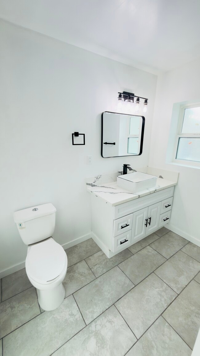 Photo - 1162 E 46th St