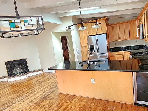 Photo - 684 Taylor St