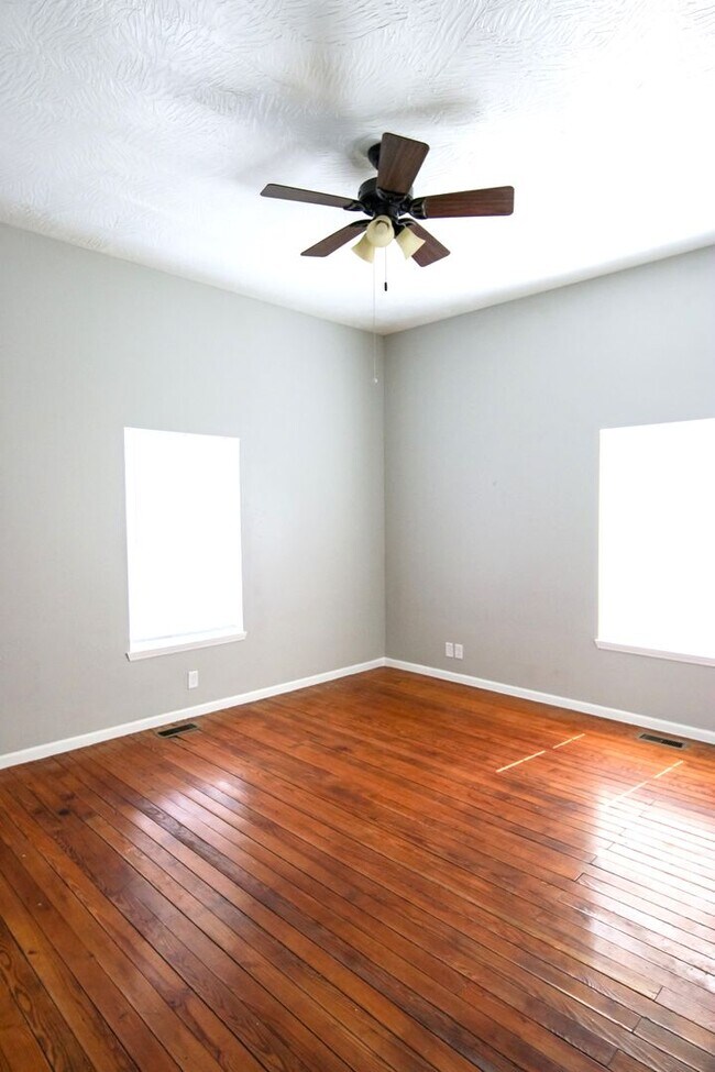 Photo - **Spacious 3 bed 2 bath w/ Fenced In Back ...