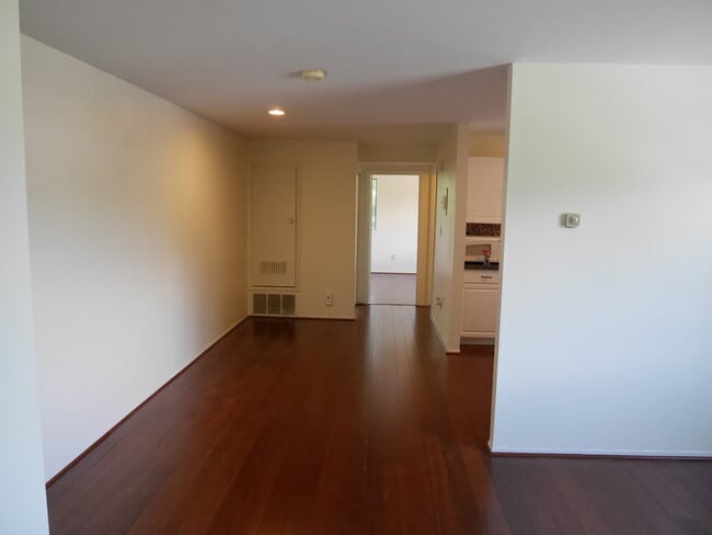 Photo - One Bedroom Condo located in Gardens At Owings Mills! - RENT SPECIAL Unidad L