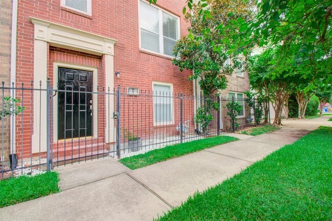 Building Photo - 1733 Tuam St