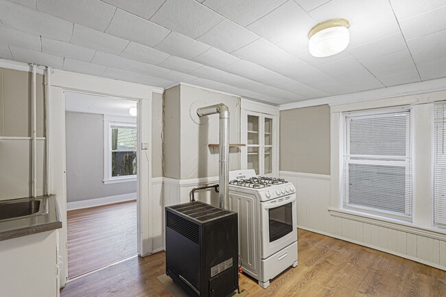 Building Photo - 10 1/2 Ellsworth St Unit 1