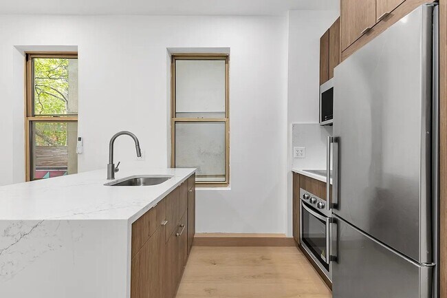 Photo - 246 E 53rd St Unidad 3B