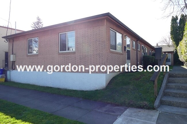 Building Photo - N Denver Ave - 1 bedroom apartment just of... Unit 5511