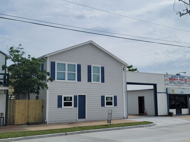 Building Photo - 5211 Ave S Unit 5211 Avenue S (up) Rental