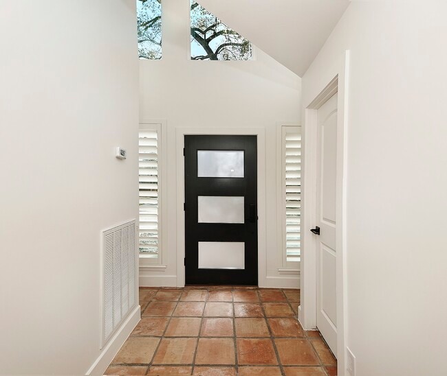 Photo - 15 Crinkleroot Ct