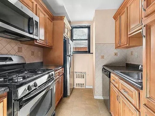 Photo - 1874 Pelham Pkwy S Unit LS