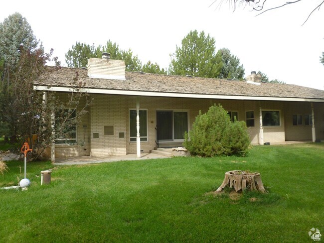 Building Photo - Large Home in Payson with 3 Acres of Horse...