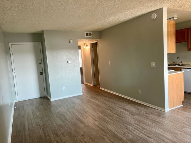 Building Photo - 1 Bed, 1 Bath Top Floor Condo Available in High Hollows! Unit 349