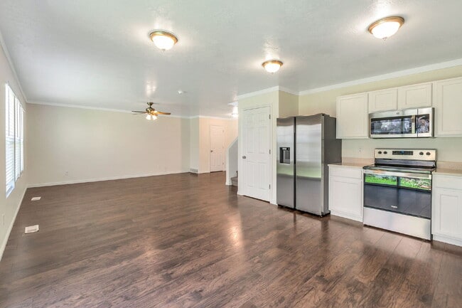 Photo - REFRESHED 5-Bedroom Home in Desirable Draper - Pet Friendly - NEW CARPET UPSTAIRS | Refreshed kit...