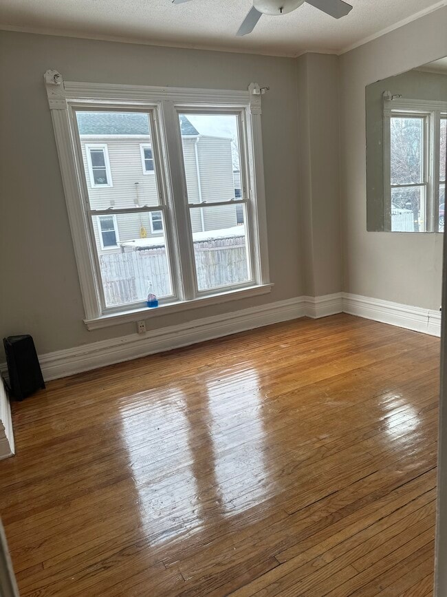 Dining room - 2818 W Wilcox St