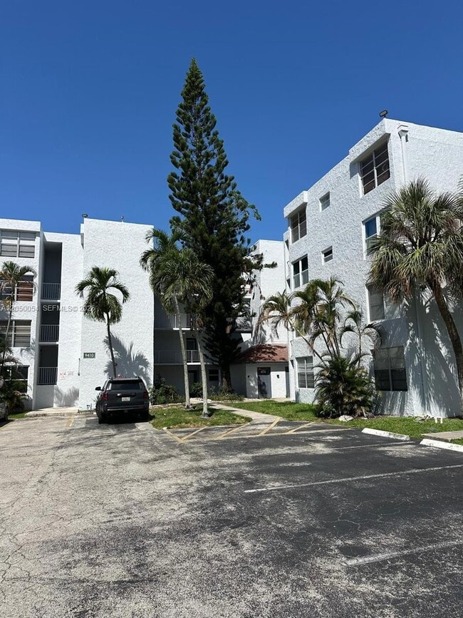 Building Photo - 9410 Live Oak Pl Unit 305