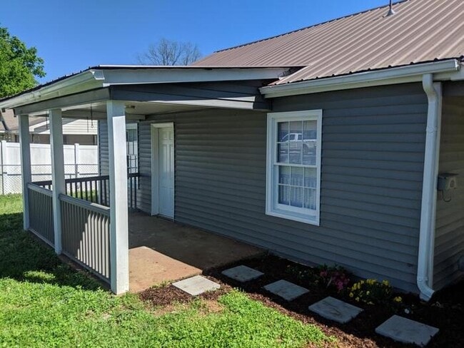Building Photo - 1516 Oakwood Ave NE Rental