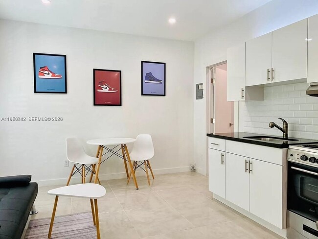 Photo - 319 W 28th St Unidad 9