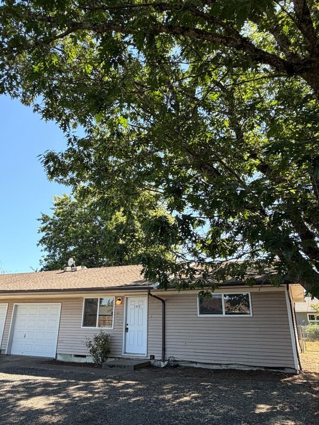 Building Photo - (917) 27th Street Duplex - 2 Bedroom / 1 Bathroom - Albany Duplex ***PET FRIENDLY Unit 1373 (P)