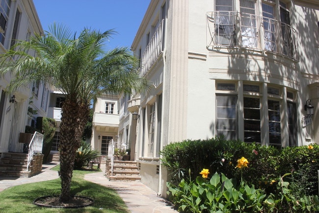 Photo - 9945 Robbins Dr Unidad 203