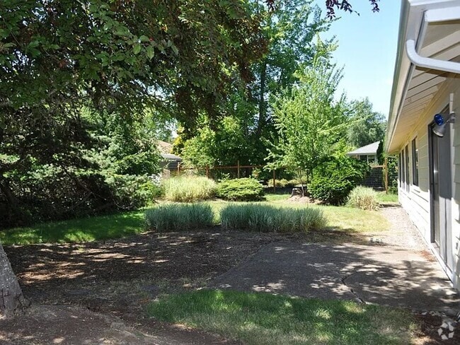 Building Photo - One level single family house, great locat...