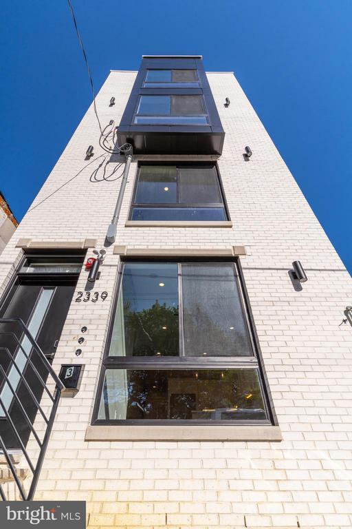 Building Photo - 2339 N 10th St Unit 2