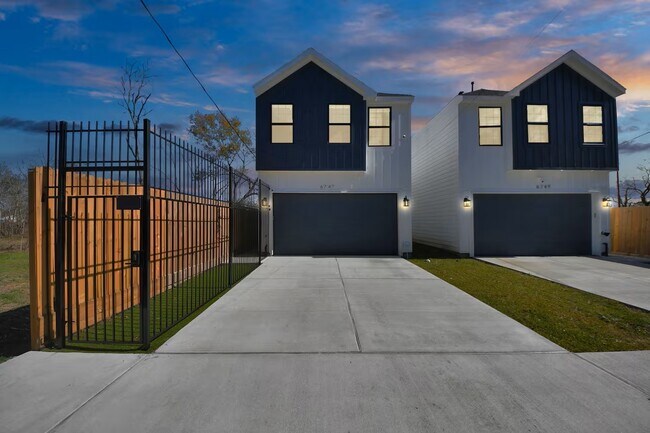 Photo - 6747 Peerless St