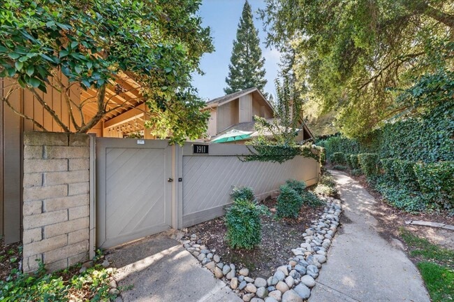 Photo - Gold River 2 Bedroom / Den, 2 Bathroom 1,600 Sqft. with Pool and Clubhouse For Lease.