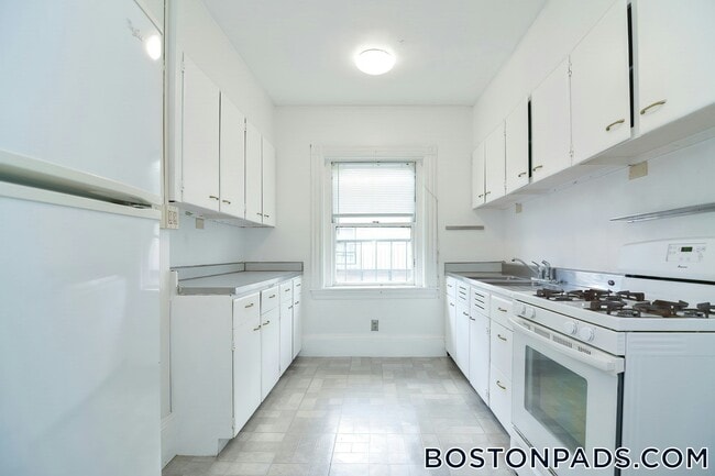 Building Photo - 923 Beacon St Unit 2