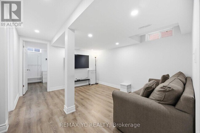 Photo - 140 Laramie Crescent