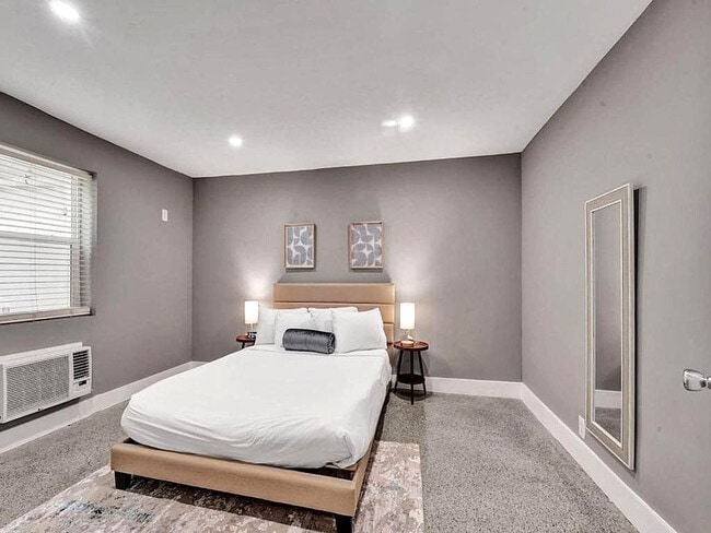 Photo - 906 N Riverside Dr Unit SI ID1504001P