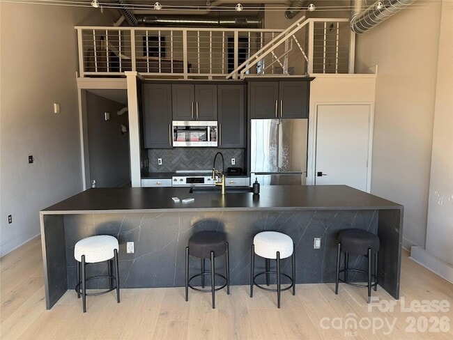 Building Photo - 715 N Graham St Unit 207