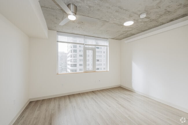 1BR, 1BA - 576SF - Living Room