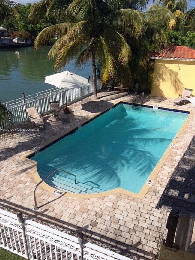 Building Photo - 4812 Pine Tree Dr Unit 205