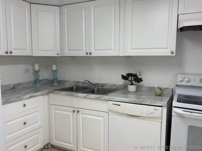 Photo - 3720 Inverrary Dr Unit 1h