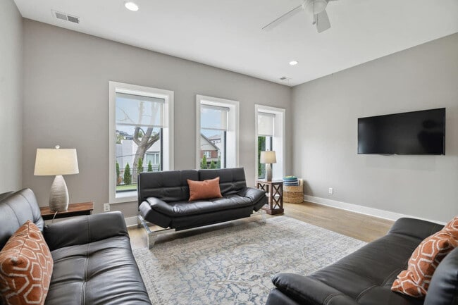 Building Photo - 425b 36th Ave N