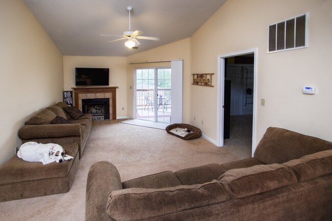 Downtown Bloomington In Apartments For Rent 1470 S Weatherstone Ln