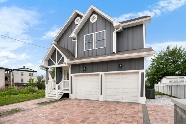 Photo - 864 Baldwin St