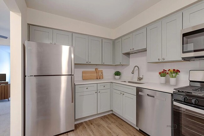 Building Photo - 2 Bedroom Apartment in Libertyville