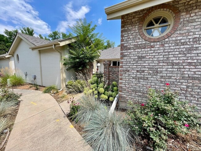 Beautifully Updated 3-Bed, 3-Bath Townhome... - Beautifully Updated 3-Bed, 3-Bath Townhome...