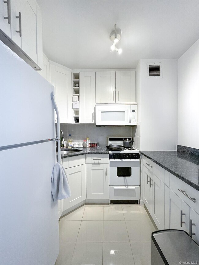 Photo - 70-25 Yellowstone Blvd Unidad 10Q