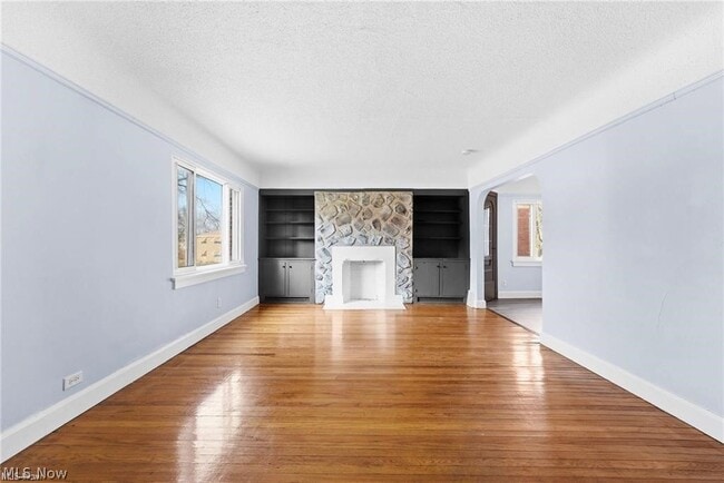 Building Photo - 876 Eloise Dr Unit Lower