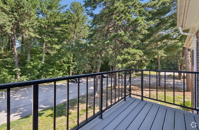 2BR, 1BA - 950SF - Balcony