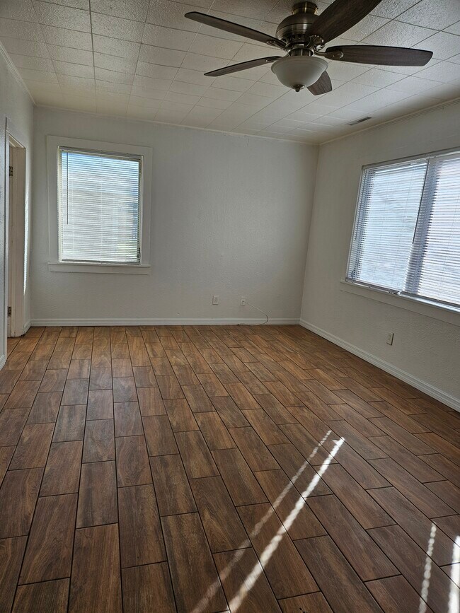 Living room - 1363 Tioga Ave