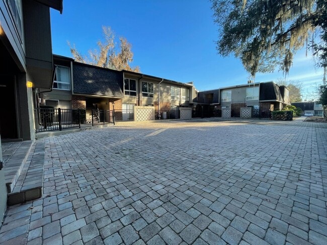 Photo - Walk to Shands, UF & the Vet School!