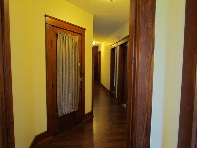 Building Photo - 225 E Findlay St Unit Apt B