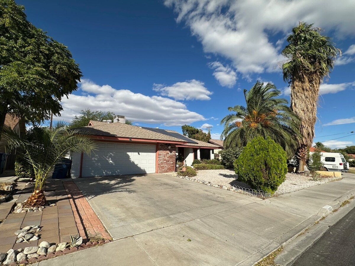 BEAUTIFUL 3 BEDROOM 2 BATHROOM SINGLE STORY FULLY FURNISHED HOME - BEAUTIFUL 3 BEDROOM 2 BATHROOM SINGLE STORY FULLY FURNISHED HOME
