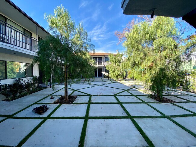 Courtyard - 6666 Yucca St Apartments Unit 11