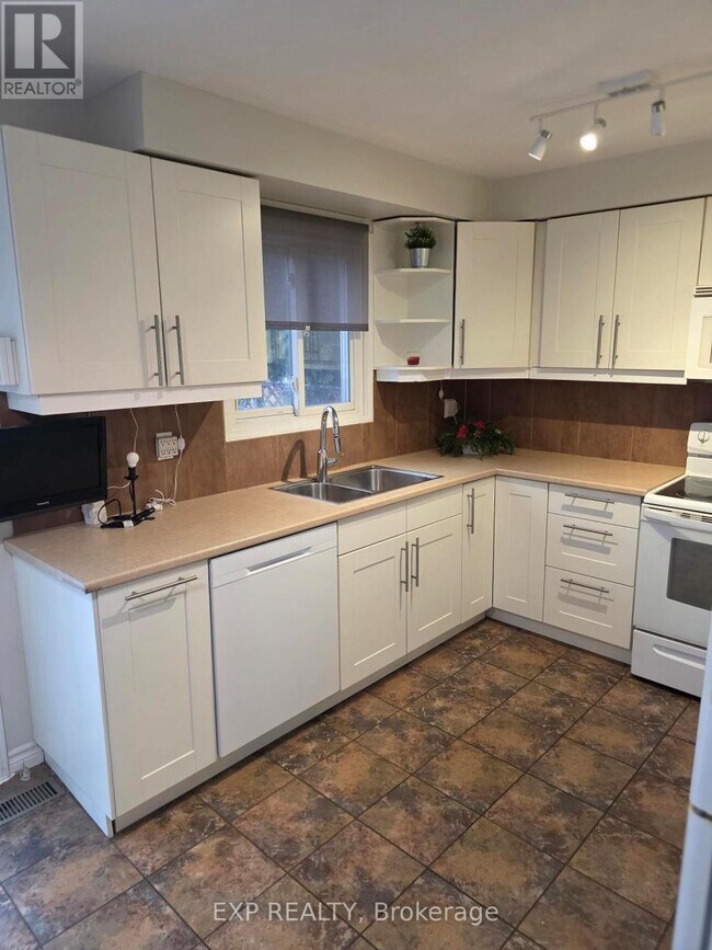 Photo - 1296 Valerie Crescent