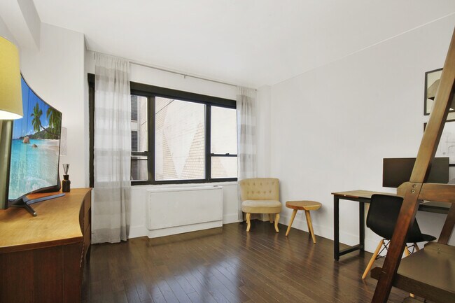 Photo - 210 E 47th St