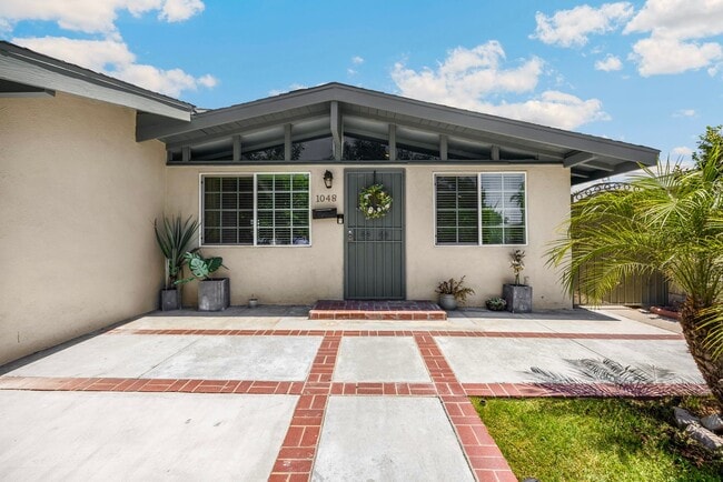 1048 N Hermosa Dr