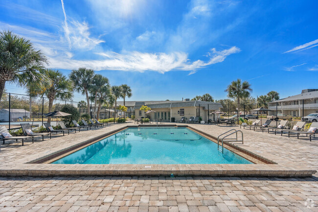 Sparkling Swimming Pool - Stella West Rental